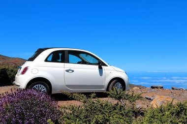 Araba yolun kenarına park edilmiş, La Palma Adası, Kanarya Adaları, İspanya, Avrupa. 