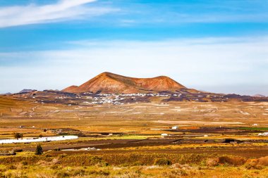Volkanik manzaralı bir köy, Lanzarote Adası, Kanarya Adaları, İspanya, Avrupa
