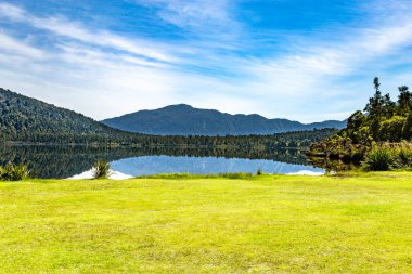 Paringa Gölü, Güney Adası, Yeni Zelanda, Okyanus.