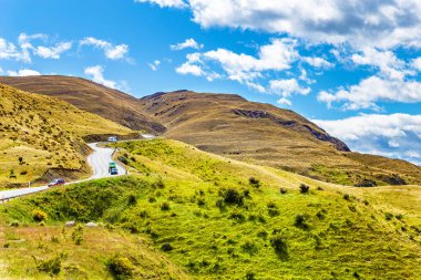 Crown Range Yolu, Otago, Güney Adası, Yeni Zelanda, Okyanusya. 1076 metrelik Crown Range Zirvesi Wanaka ve Queenstown şehirlerini birbirine bağlayan en yüksek geçit..