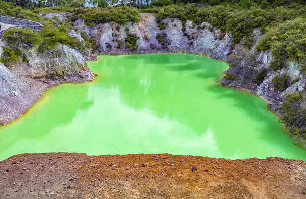 Ngakoro Gölü, Waiotapu Termal Harikalar Diyarı, Rotorua, Kuzey Adası, Yeni Zelanda, Okyanus.