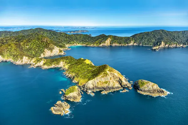 Te Rawhiti Koyu 'nun hava manzarası, Kuzey Adası, Yeni Zelanda, Okyanus. 