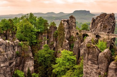 Bastei Köprüsü ve Mesa Lilienstein, Sakson İsviçre, Saksonya, Almanya, Avrupa