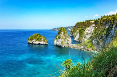 Diamand Beach 'teki kayalıklar, Nusa Penida Adası, Endonezya, Güneydoğu Asya