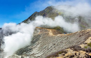 Giden sülfür buharı, Yanardağ Kawah Ijen, Banyuwangi, Java, Endonezya, Güneydoğu Asya