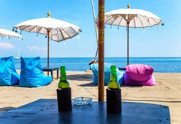 İki şişe biralı masa, Bali, Endonezya, Güneydoğu Asya