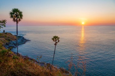 Günbatımında Laem Promthep Burnu, Phuket Adası, Andaman Denizi, Tayland.