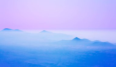 Gün batımında dağların zirveleri, Lanzarote Adası, Kanarya Adaları, İspanya, Avrupa