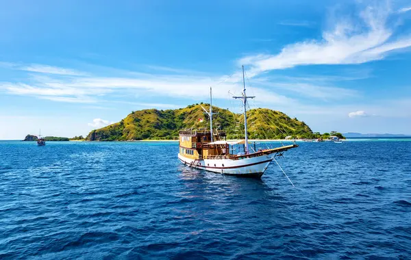 Phinisi teknesi, Kanawa Adası, Komodo Ulusal Parkı, Flores, Endonezya, Güneydoğu Asya.