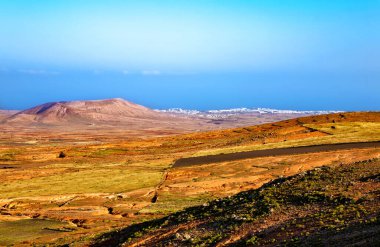 Küçük köy ve volkan, Lanzarote Adası, Kanarya Adaları, İspanya, Avrupa