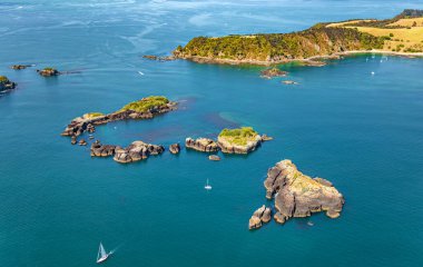 Kuzey Adası, Yeni Zelanda ve Okyanusya Körfezi 'nin havadan görünüşü. 