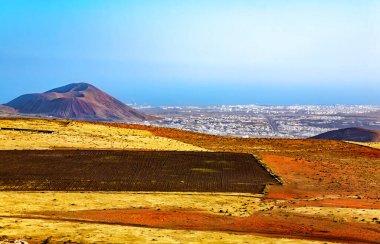 Küçük kasaba ve volkan, Lanzarote Adası, Kanarya Adaları, İspanya, Avrupa