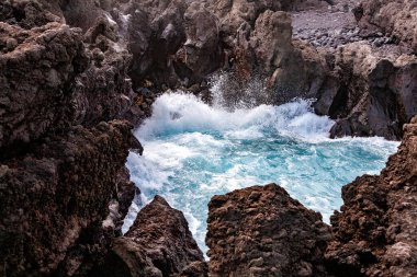 Volkanik deniz mağarası ve uçurumlar, Lanzarote Adası, Kanarya Adaları, İspanya, Avrupa.