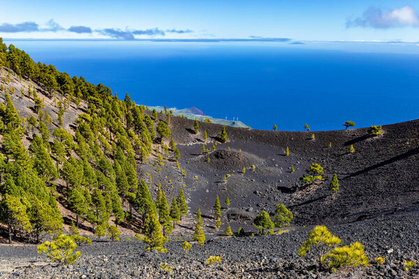 Вулканический ландшафт вдоль Рута-де-лос-Вулканы, остров Ла-Пальма, Канарские острова, Испания, Европа