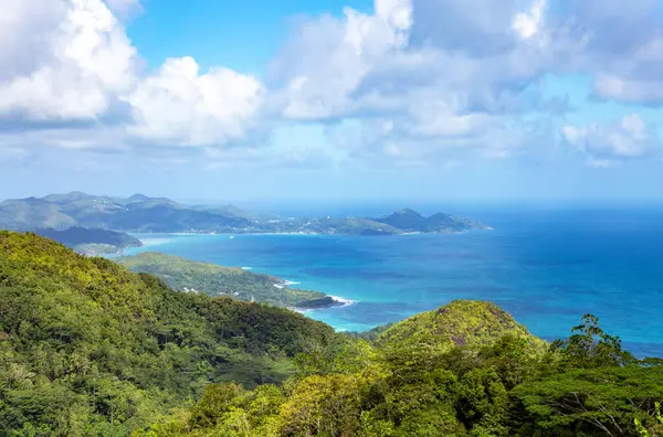 Mahe Adası 'nın batı kıyısı, Seyşeller Cumhuriyeti, Afrika. Bay Grand Anse ön planda, Bay Anse Boileau ve Bay Anse a la Mouche arka planda. 