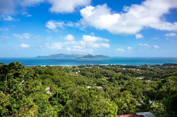 Praslin Adası, Seyşeller Cumhuriyeti, Afrika 'daki La Digue Adası' ndan görüldü.