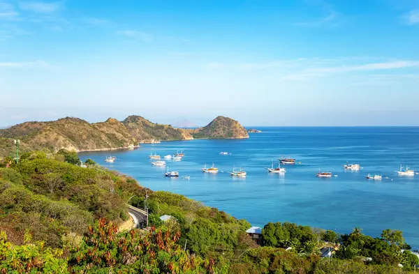 Labuan Bajo limanındaki Phinisi gemileri, Ost Nusa Tenggara, Flores, Endonezya, Güneydoğu Asya.