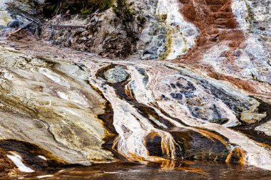 Gökkuşağı ve Şelale Terası, Orakei Korako Parkı, Taupo, Kuzey Adası, Yeni Zelanda, Okyanus.