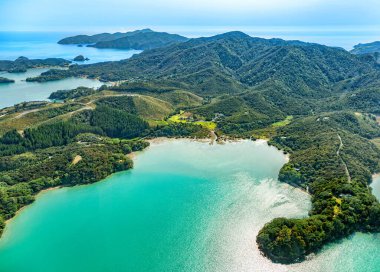 Te Rawhiti Koyu 'nun hava manzarası, Kuzey Adası, Yeni Zelanda, Okyanus. 