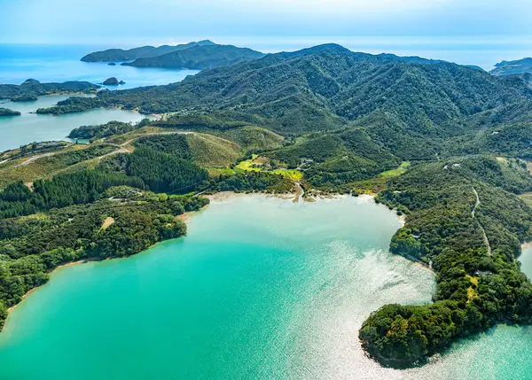 Te Rawhiti Koyu 'nun hava manzarası, Kuzey Adası, Yeni Zelanda, Okyanus. 