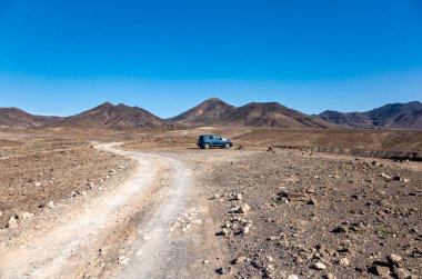 Volkanik arazide park edilmiş bir araba Fuerteventura Adası, Kanarya Adaları, İspanya, Avrupa. 