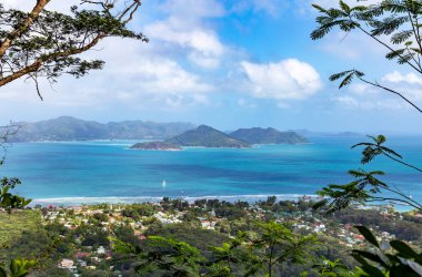 Praslin Adası, Seyşeller Cumhuriyeti, Afrika 'daki La Digue Adası' ndan görüldü.