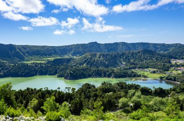 Lagoa Gölü Verde, Yedi Şehrin Gölü, Sao Miguel Adası, Azores, Portekiz, Avrupa.  
