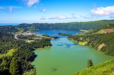 Lakes Lagoa Verde ve Azul, Lagoa das Sete Cidades, Sao Miguel Adası, Azores, Portekiz, Avrupa.  