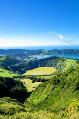 Arka planda Lagoa de Santiago, Lagoa Azul ve köy Sete Cidades, Sao Miguel Adası, Azores, Portekiz, Avrupa.