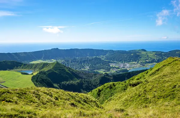 Solda Lagoa Rasa, sağda Lagoa Azul ve köy Sete Cidades, Sao Miguel Adası, Azores, Portekiz, Avrupa.