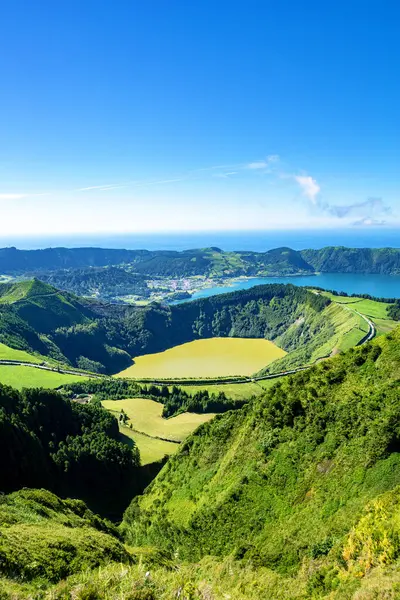 Arka planda Lagoa de Santiago, Lagoa Azul ve köy Sete Cidades, Sao Miguel Adası, Azores, Portekiz, Avrupa.