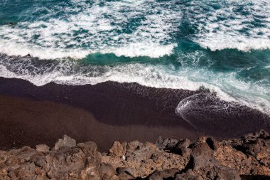 Kara sahilde dalgalar, Lanzarote Adası, Kanarya Adaları, İspanya, Avrupa