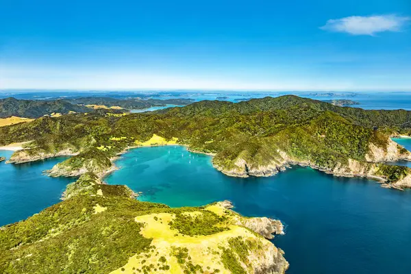 Te Rawhiti Koyu 'nun hava manzarası, Kuzey Adası, Yeni Zelanda, Okyanus. 