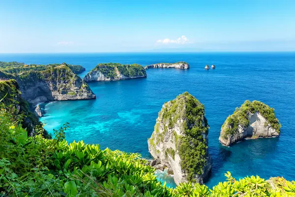 Diamand Beach 'teki kayalıklar, Nusa Penida Adası, Endonezya, Güneydoğu Asya