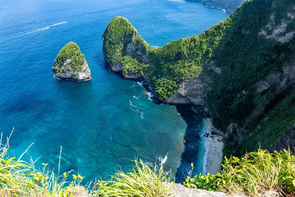 Kaya oluşumu T-Rex, Kelingking Sahili, Ada Nusa Penida, Endonezya, Güneydoğu Asya.