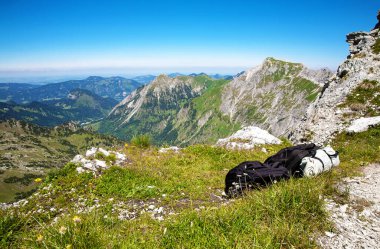 Çimenlerde yatan sırt çantası, Allgau Alpleri, Bavyera, Almanya, Avrupa