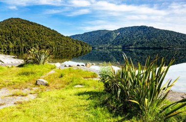 Paringa Gölü, Güney Adası, Yeni Zelanda, Okyanus.