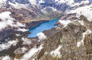 Korako Buzulu yakınlarındaki Dağ Gölü, Güney Adası, Yeni Zelanda, Okyanus