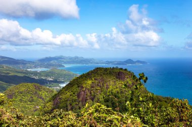 Mahe Adası 'nın batı kıyısı, Seyşeller Cumhuriyeti, Afrika. Bay Grand Anse ön planda, Bay Anse Boileau ve Bay Anse a la Mouche arka planda. 