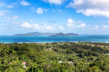 Praslin Adası, Seyşeller Cumhuriyeti, Afrika 'daki La Digue Adası' ndan görüldü.