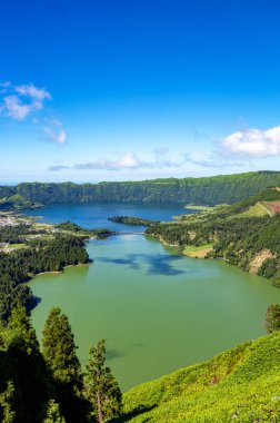 Lakes Lagoa Verde ve Azul, Lagoa das Sete Cidades, Sao Miguel Adası, Azores, Portekiz, Avrupa.  