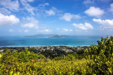 Praslin Adası, Seyşeller Cumhuriyeti, Afrika 'daki La Digue Adası' ndan görüldü.
