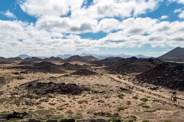 Volkanik tepe manzarası, Lobos Adası, Kanarya Adaları, İspanya, Avrupa. 