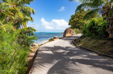 Ada Praslin 'in batısındaki manzara yolu, Seyşeller Cumhuriyeti, Afrika