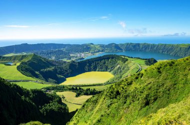 Lagoa de Santiago önde, Lagoa Rasa solda, Lagoa Azul sağda, Sao Miguel Adası, Azores, Portekiz, Avrupa.