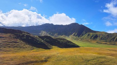 Geniş yeşil vadisi ve mavi gökyüzü olan dağ manzarası, Savoie, Fransa, Avrupa