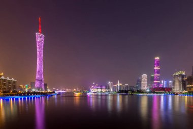Zhujiang Nehri ve gece Guangzhou Çini 'nde modern finans bölgesi inşaatı..