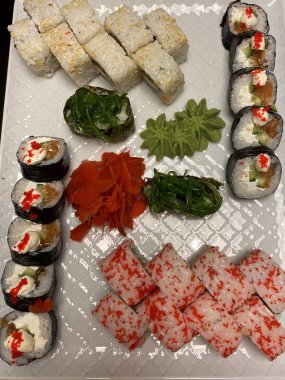 Yakın plan suşi, zencefil, vasabi.