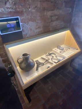 Litvanya, Vilnius 'un merkezinde bir müze, antika aletlerin sergilendiği bir vitrin..