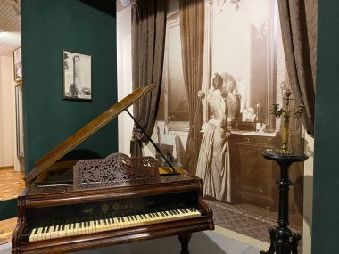 Ukrayna 'nın Cherkasy kentindeki Taras Shevchenko Müzesi' nde tarihi bir odada antika bir kuyruklu piyano sergileniyor..